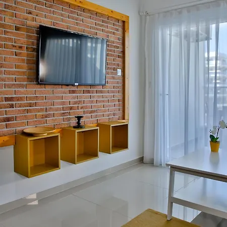 Modern One Bedroom In Caesar & Spa, Long